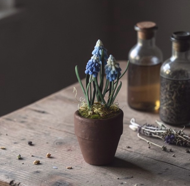 ◆ムスカリのクレイフラワー◆ブラウンポットの小さなお花｜インテリア・プレゼントに　M1424