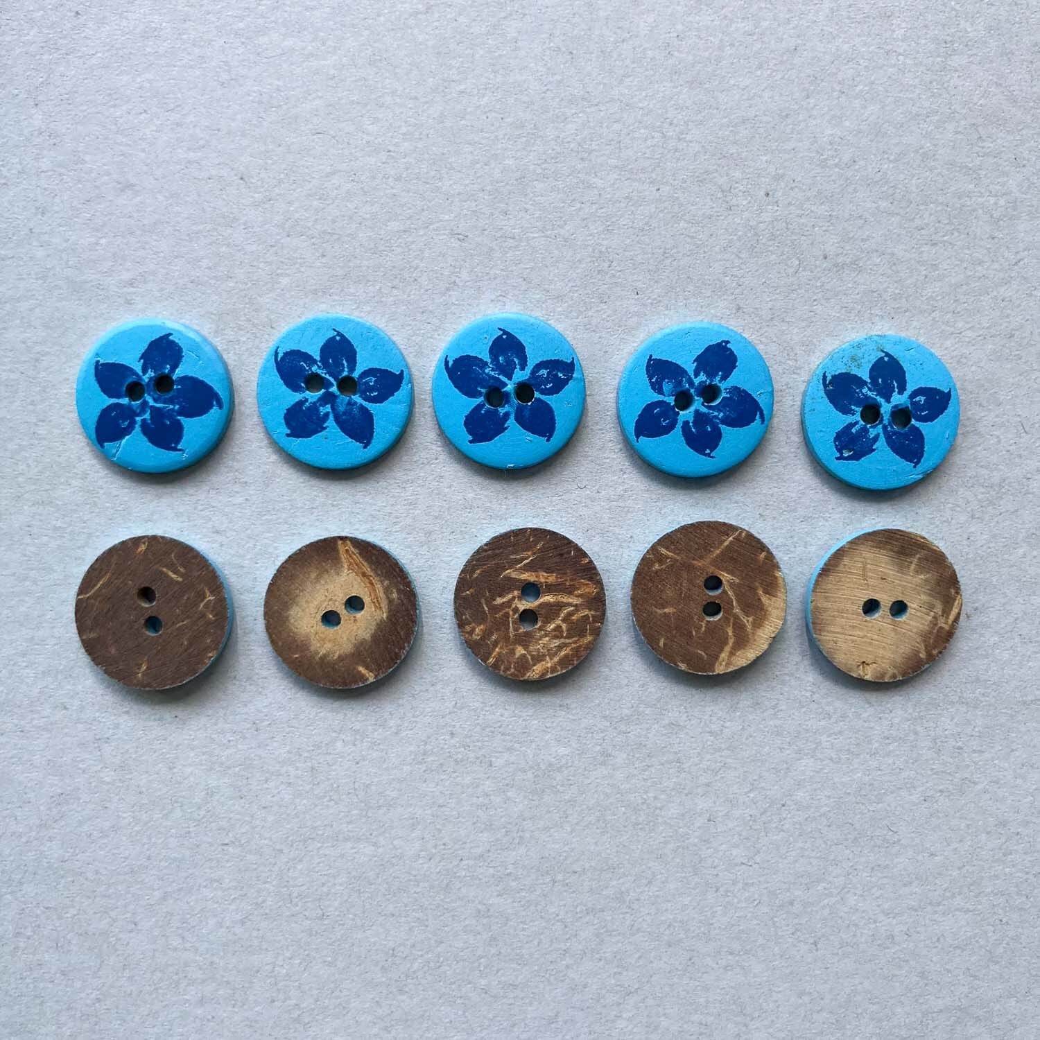 ココナツボタン フランジパニ青（15mm） | Dua-アクセサリーパーツショップ