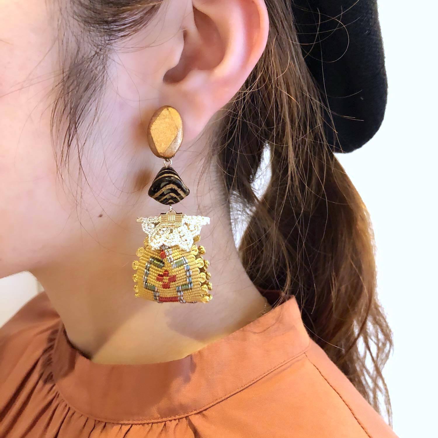 黄色い刺繍リボンとゴールドビーズの〈ピアス/イヤリング〉 Dua-アクセサリーパーツショップ