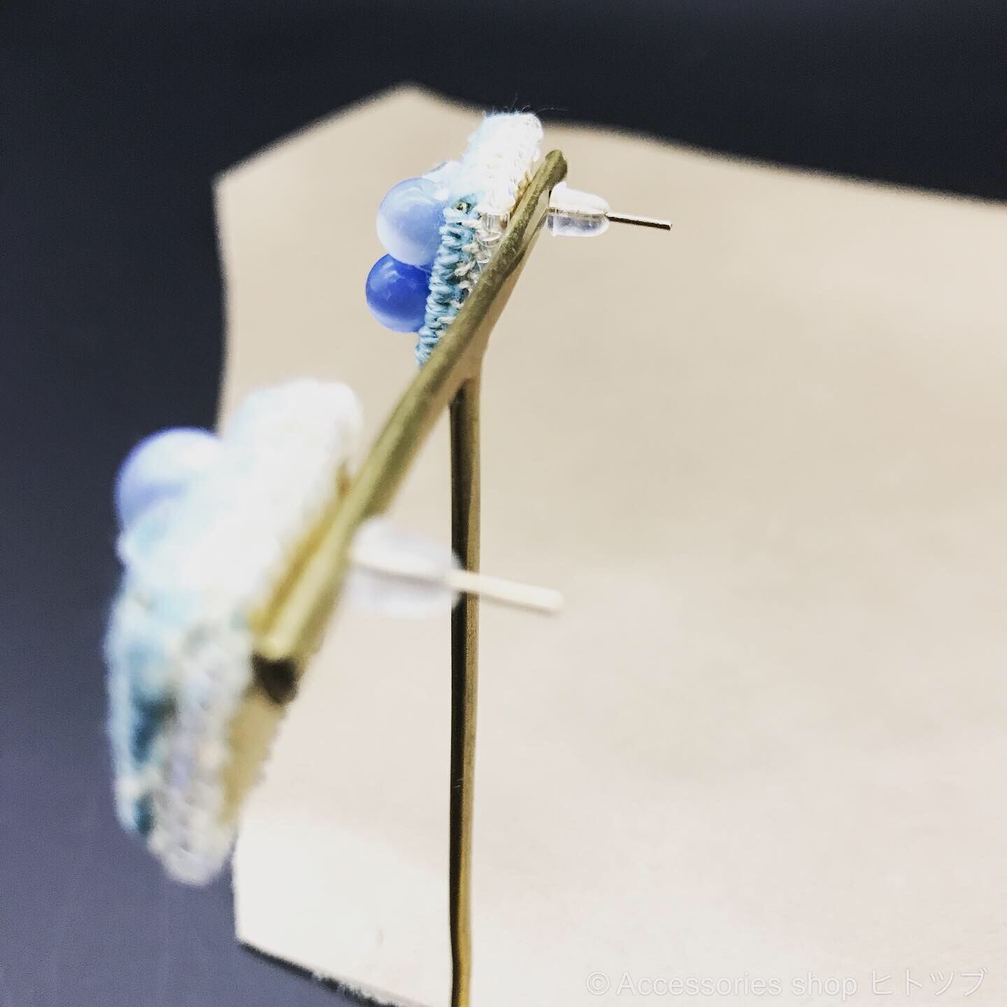 0188:blue×square ビーズ刺繍のスタッドピアス