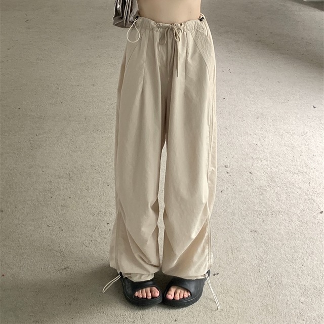 パンツ ズボン ワイドパンツ カーゴ ストレートパンツ ロング丈 ドローストリング ポケット ワイド ポケット ハイウエスト 大人可愛い シンプル カジュアル 大人 おしゃれ お洒落 大人女子 こなれ感 無地 春 秋 10代 20代 30代 レディース 女性用 OL 通勤 学生 通学 デート お出かけ 休日 旅行 着回し 普段使い 楽ちん 脚長 ゆったり ブラック アプリコット ダークグレー S M L
