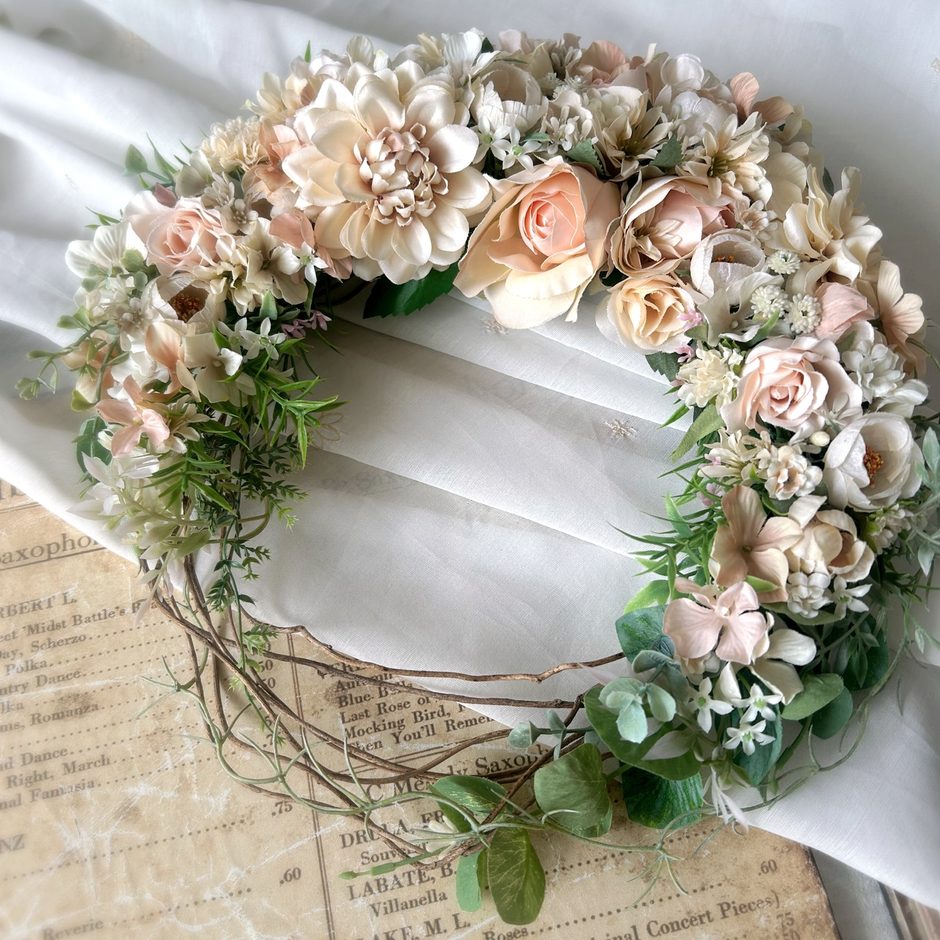 ピンクローズクレセントリース/フラワーギフト/ナチュラルリース  