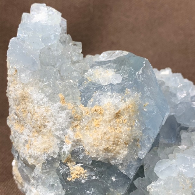 2セレスタイトに住み着いているフローライトハリネズミさん