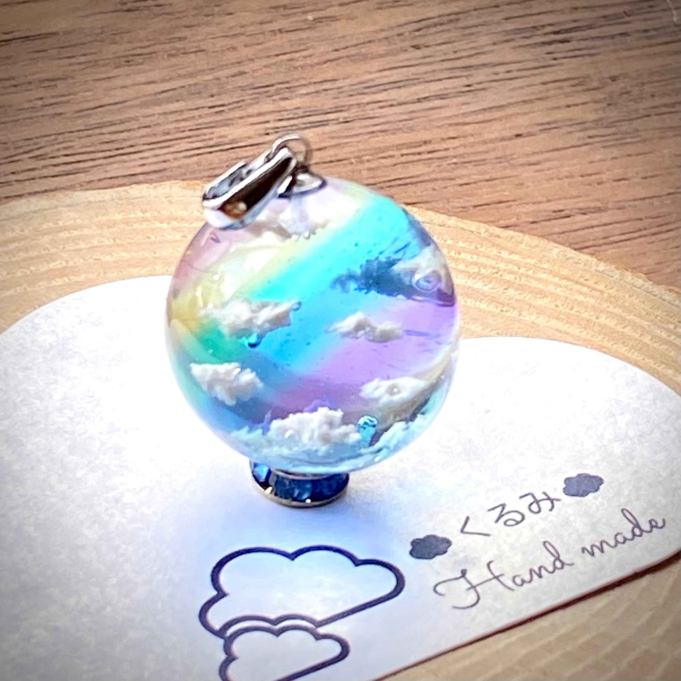 空&雲ペンダント まん丸 青空にかかる虹 20mm バチカン付き