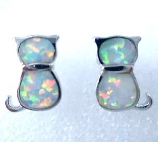 【送料無料】**fabulous petite white fire opal catearrings 10×5mm**fabulous petite white fire opal cat silver earrings  10 x 5 mm