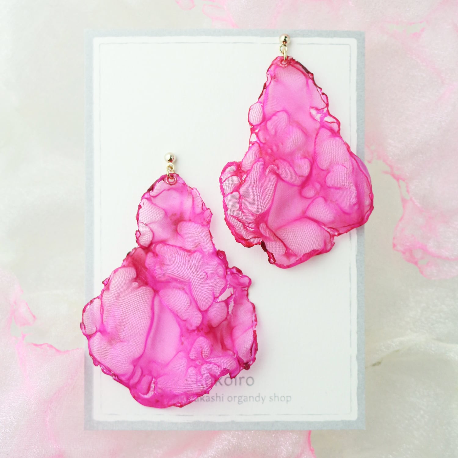 i*u様 ☘️ラスト2☘️超レア☘️3328⭐️ピンクアプリ⭐️アンティークピエ ピンク 色のかけら｜オーガンジーのゆれる大ぶりアシンメトリーピアス
