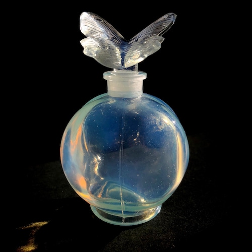 羽ばたく蝶の香水瓶