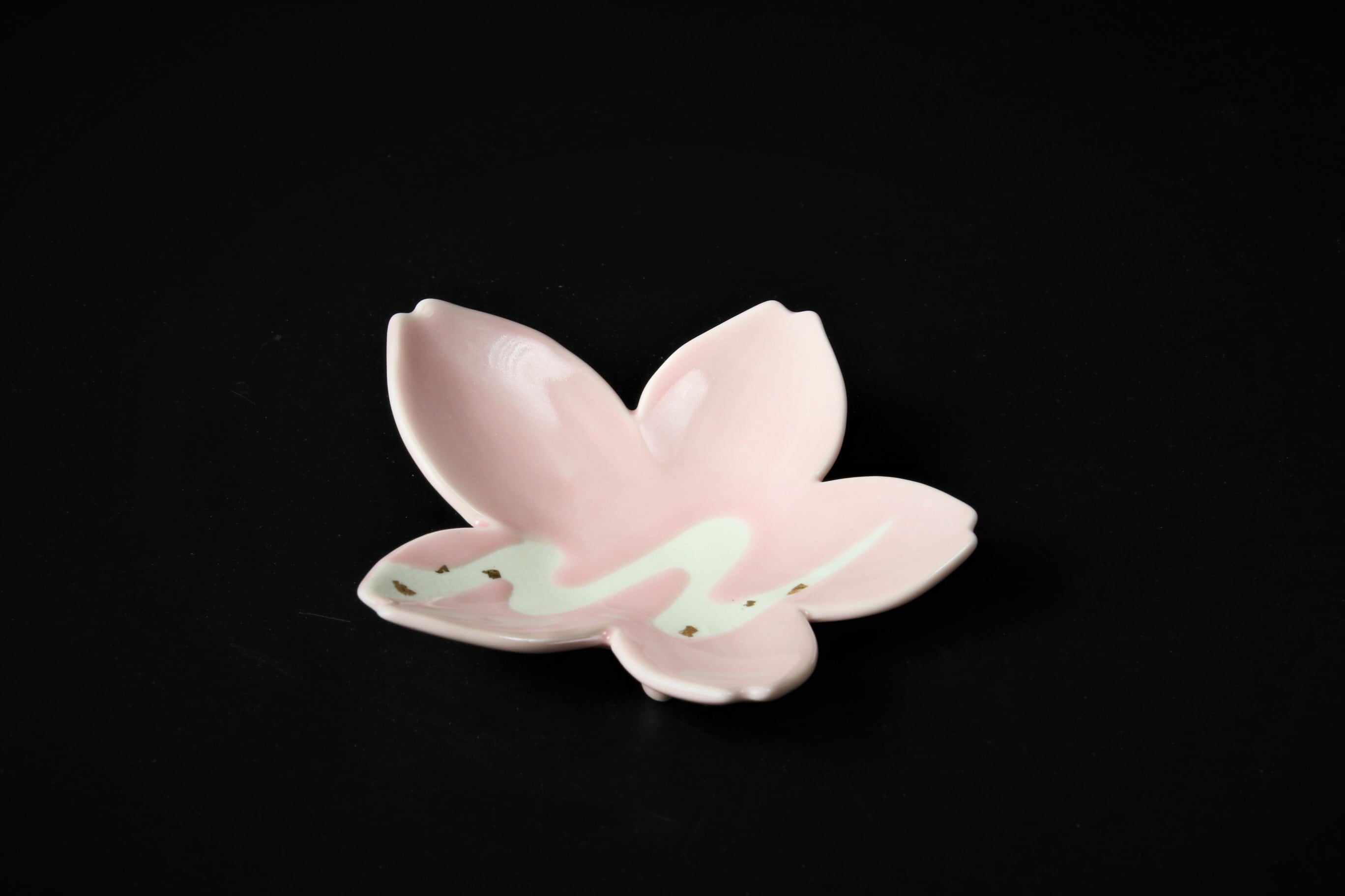 美濃焼　桜形小皿　三つ足付き捻り皿 美濃焼 桜形小皿 三つ足付き捻り皿