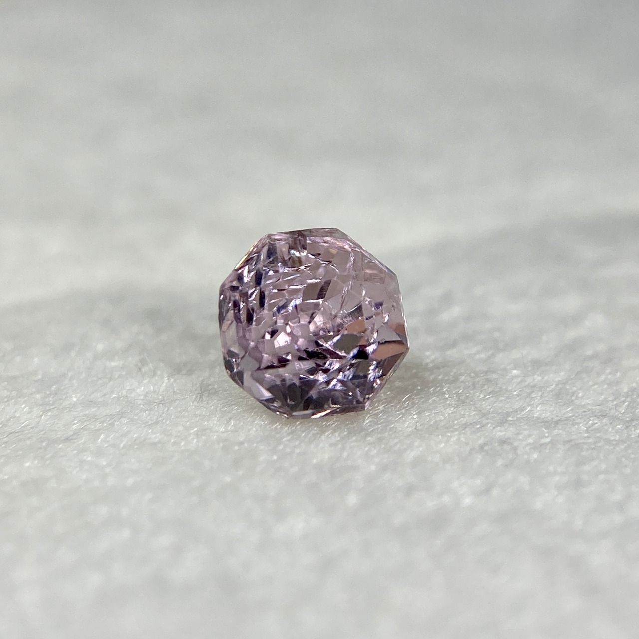 お花みたいなスピネル 訳あってお買い得 淡いピンク系 約4.5mm r-0213