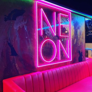 Neon Fukuoka 箱貸しブッキング 月ー木 10:00〜24:00■ 6時間	65,000円(税込)