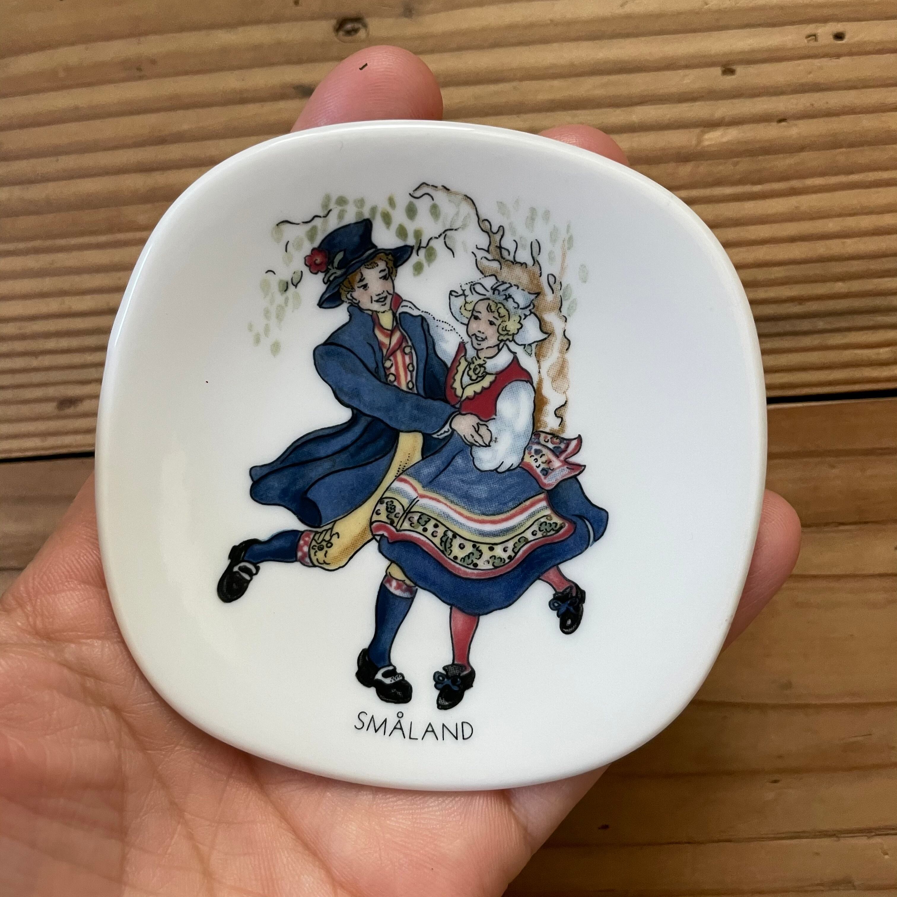 民族衣装の小さな飾り皿2