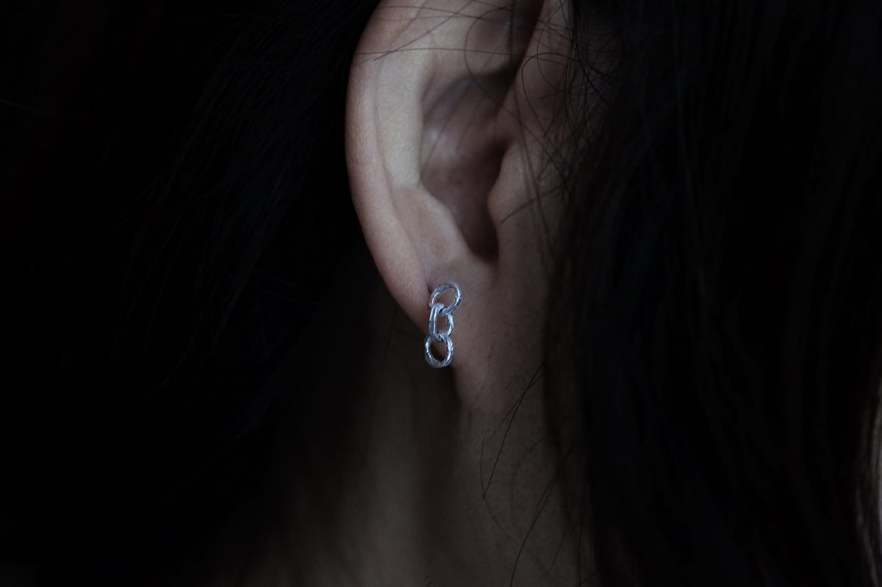 小さい揺れる5個と3個の輪のピアス （silver） | SUNn・寸