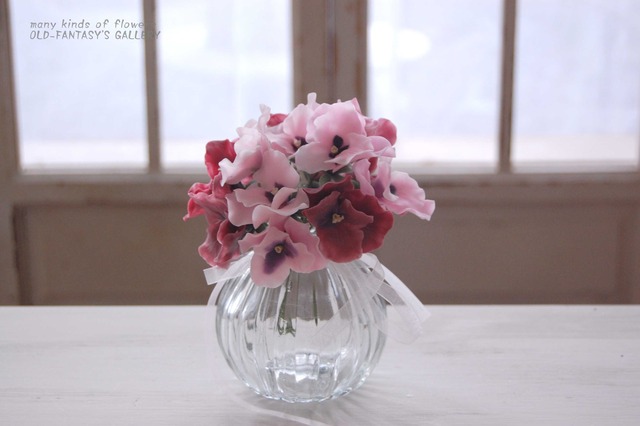 ビオラをぽってりガラスボトルに飾って・・・ピンク＆ダークレッド　B426