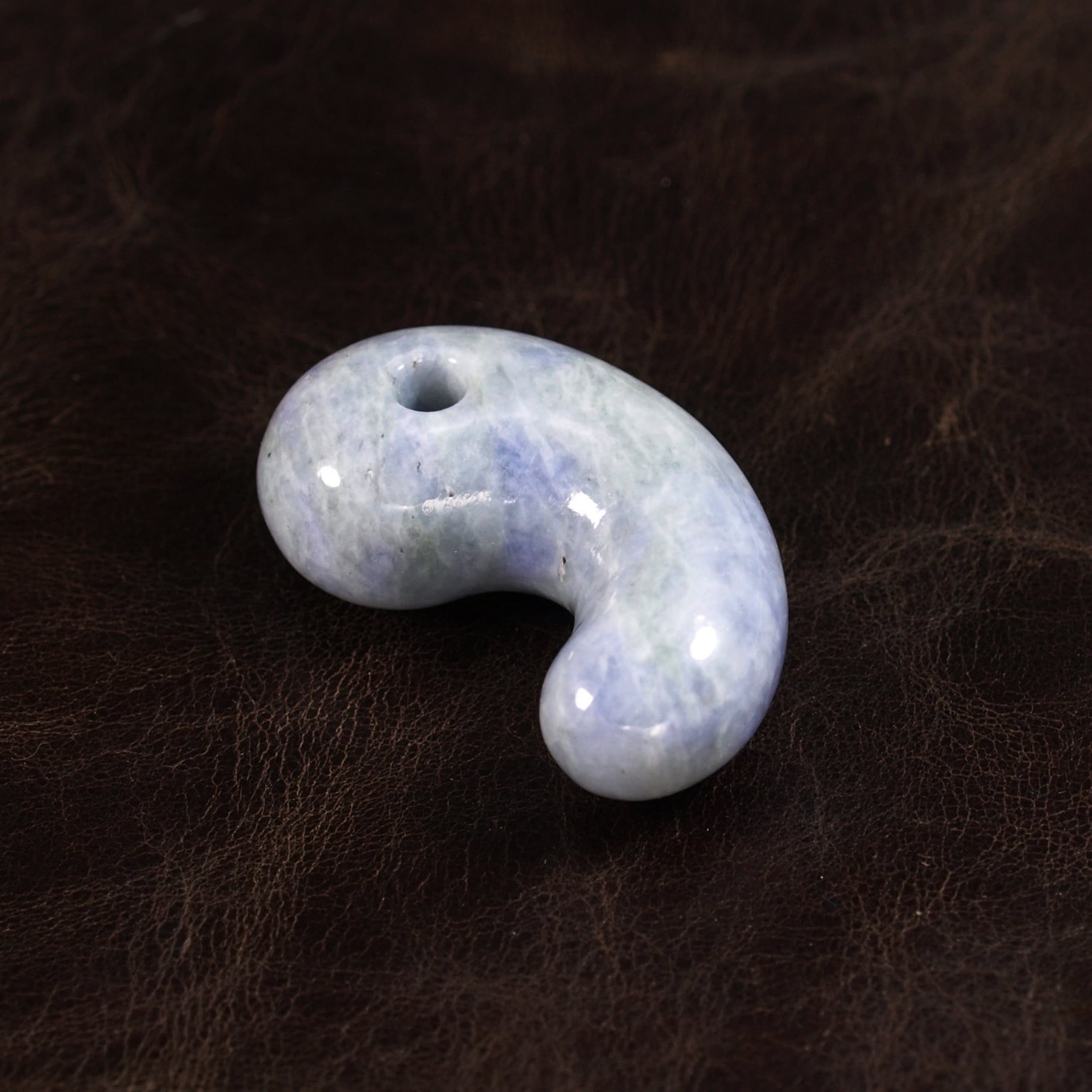 綺麗 ラベンダー翡翠勾玉 糸魚川翡翠 ラベンダー ヒスイ まがたま 勾玉 14.0g Lavender Jadeite