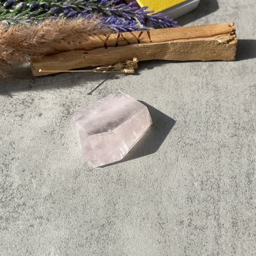 ブラジル産 ローズクォーツ｜透明感と白い内包が美しい一点もの