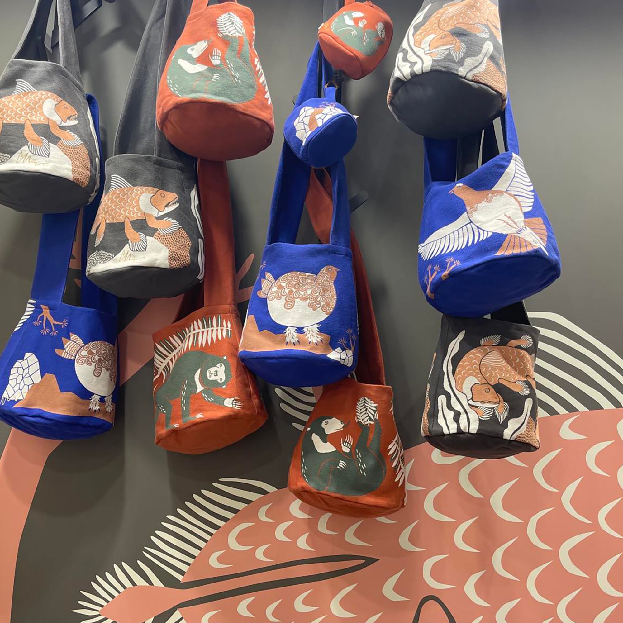 ショルダーバッグ/茂林の葉っぱと遊ぶマレーグマ A-69972-90-OR | くす