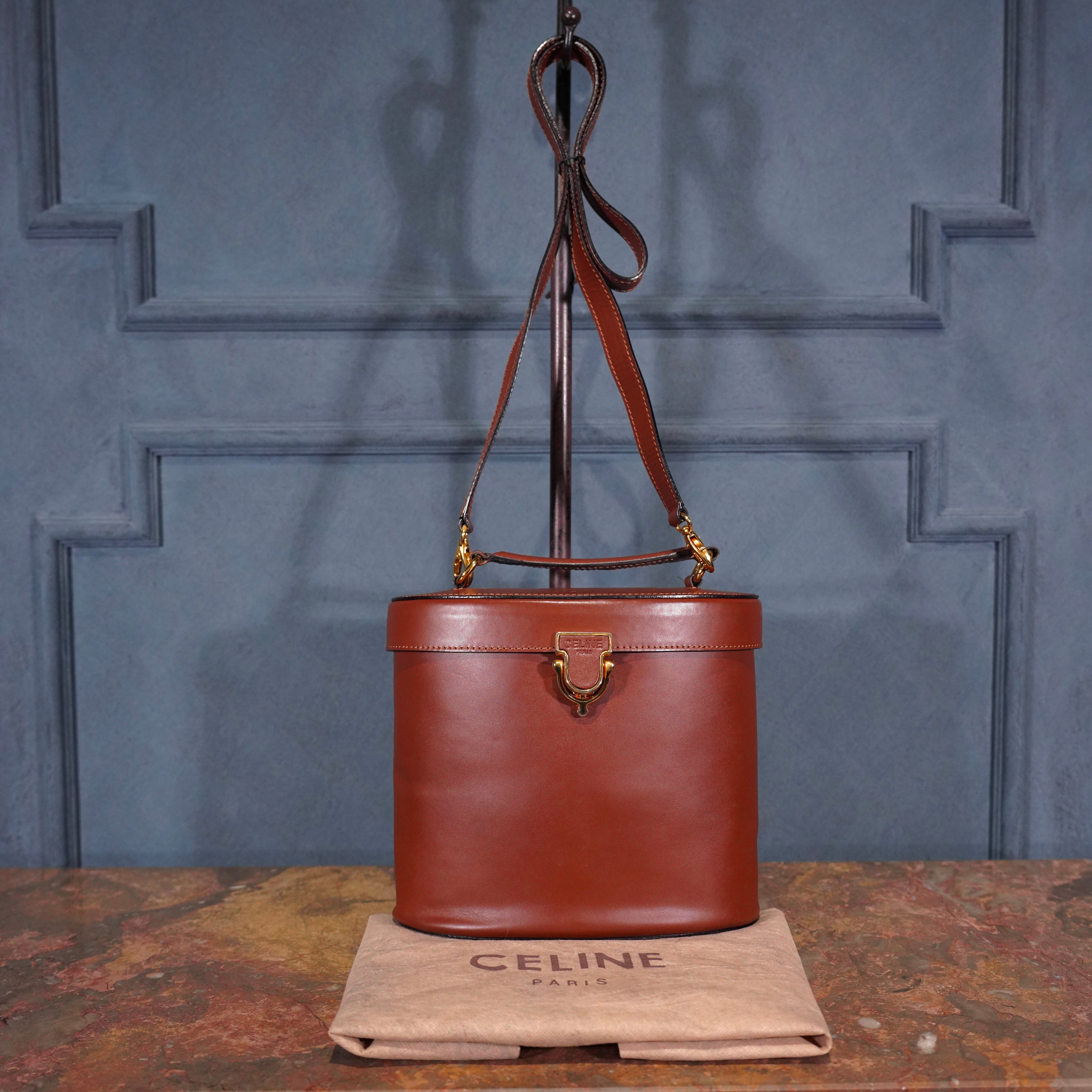 CELINE LOGO DESIGN LEATHER 2WAY SHOULDER BANITY BAG MADE IN ITALY CELINE LOGO DESIGN LEATHER 2WAY SHOULDER BANITY BAG MADE IN ITALY