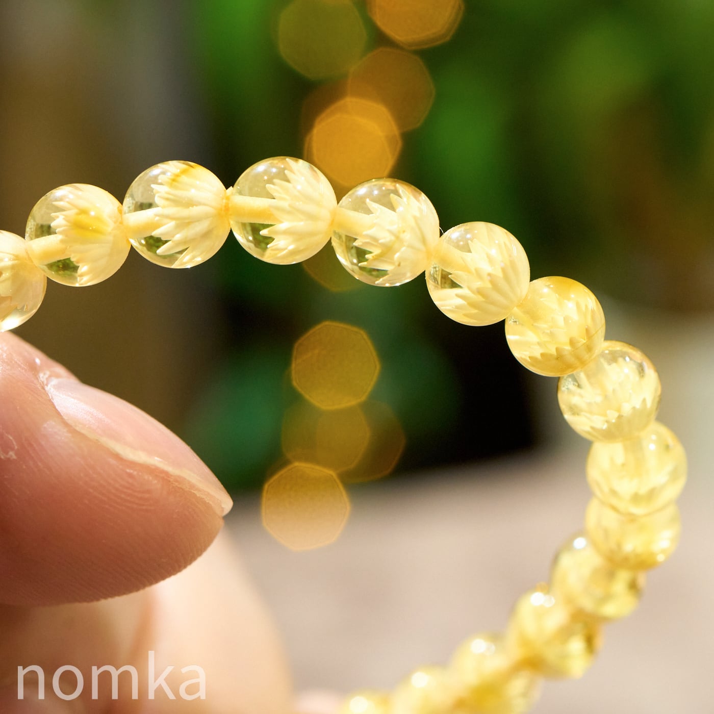 【光を纏う、聖なる花】バルト海産 レモンカラーアンバー(花彫刻) 一連ブレスレット (6.5mm珠/約17m)