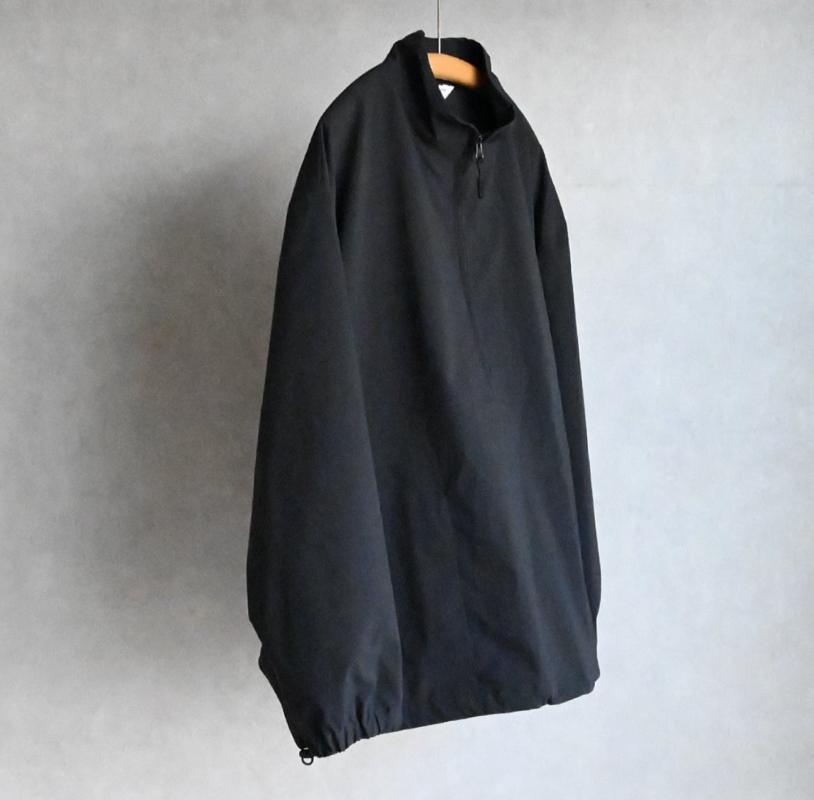 25SS》【STILL BY HAND】HALF ZIP HIGH NECK ANORAK スティル 25SS》【STILL BY HAND】HALF ZIP HIGH NECK ANORAK スティル