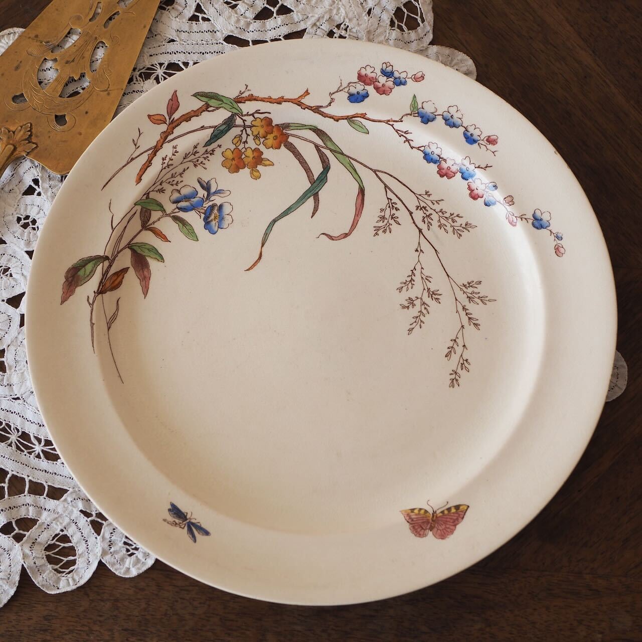 英国の名窯ハンレイの多色プレート「Cliff」