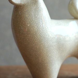 コロンとなめらかな、磁器の白い犬 4