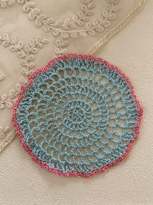 フランスVintage 手仕事のレース編ドイリー ライトブルー×ピンク  敷物 インテリア ハンドメイド素材 レースモチーフ