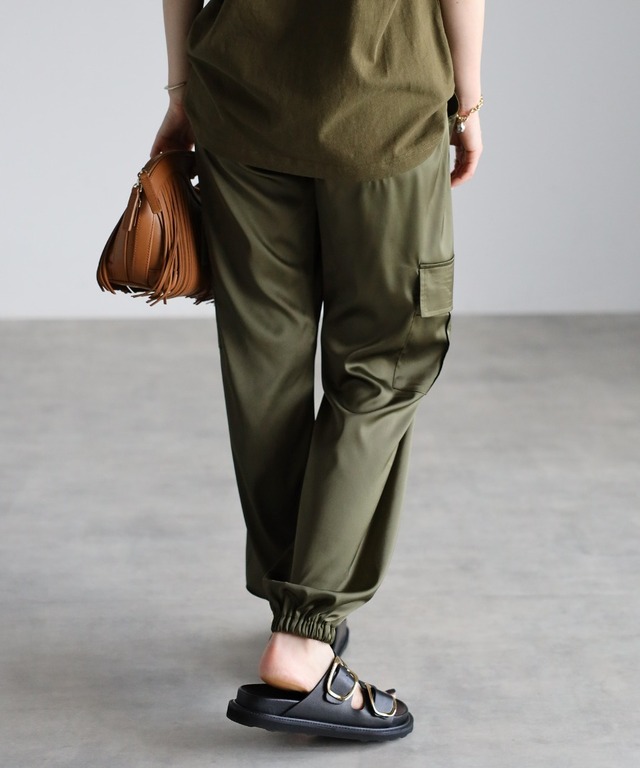 サテンカーゴパンツ