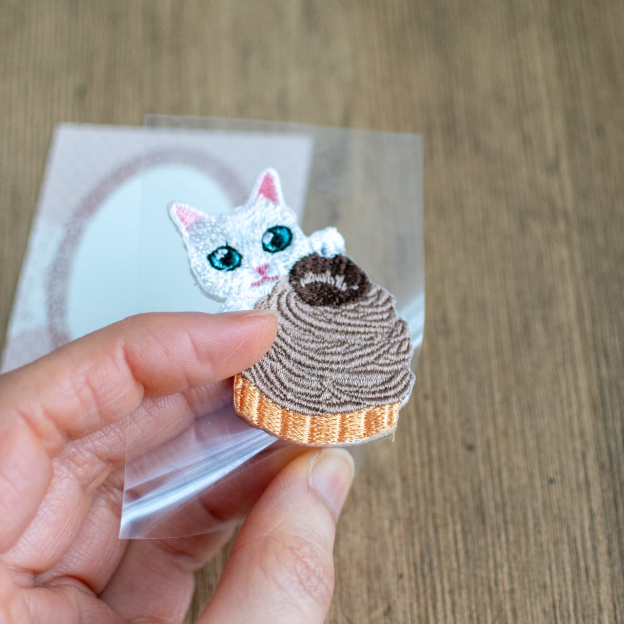 甘い時間を閉じ込めた、にゃんスイーツ刺繍シール【モンブラン