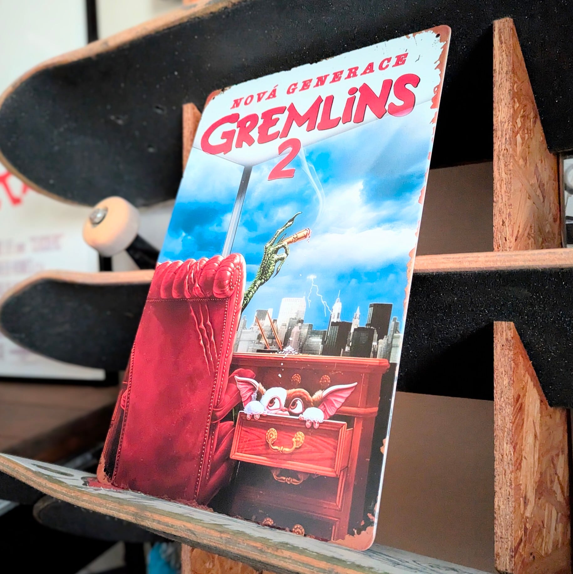 送料無料!ちょうどいいブリキ看板【 Gremlins2 ( グレムリン2 )】ギズモ / ストライプ / METAL SIGN / メタルサイン / ブリキ看板 / サインボード / ビンテージ加工 〚アメリカン雑貨 アメトイ〛