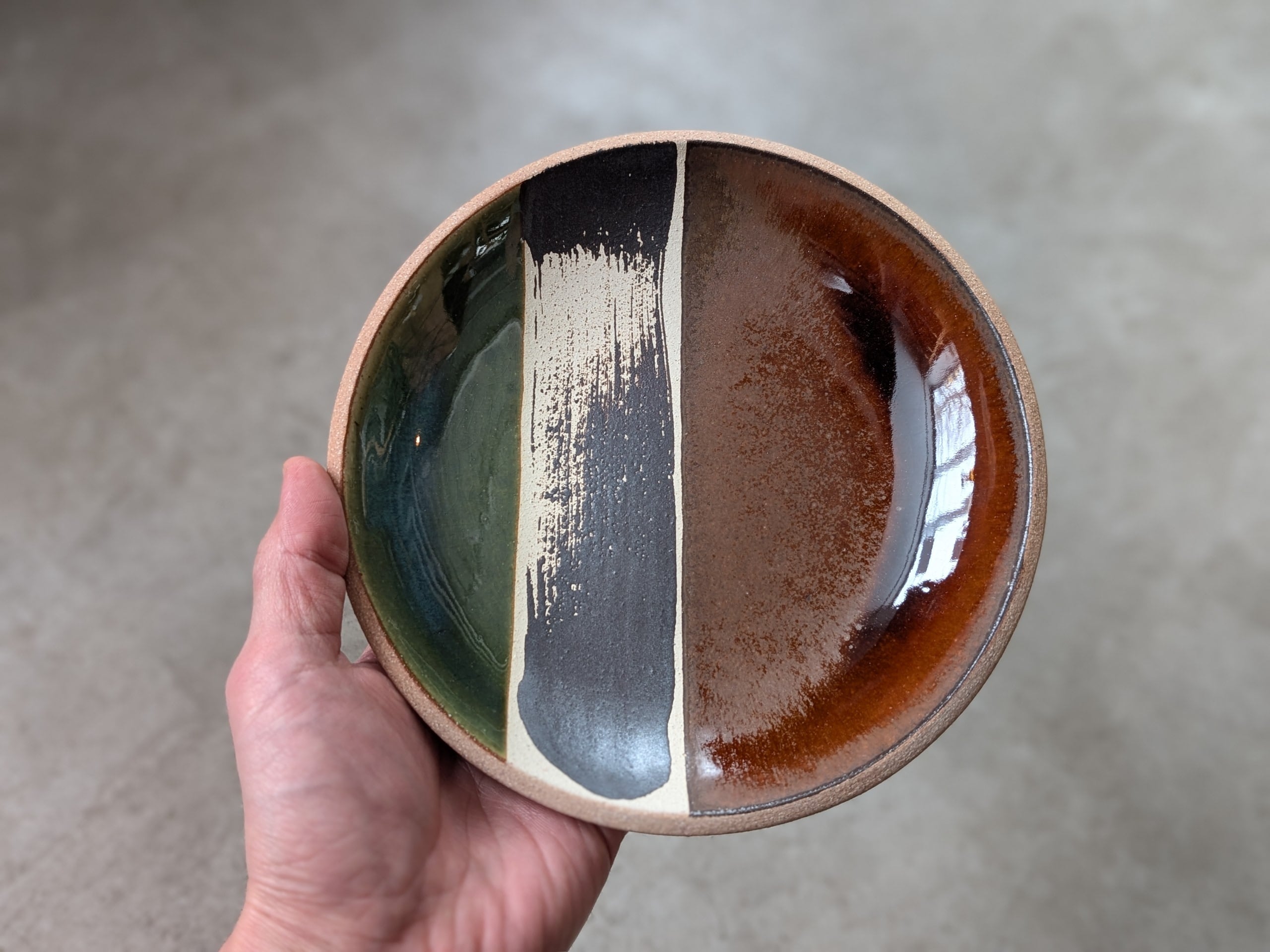 やちむん ちゃんぷるー皿・小(18cm) / 鉄刷毛目 | 一翠窯