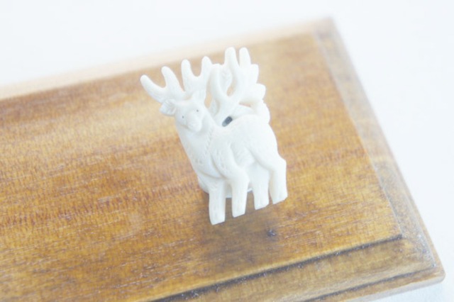 鹿骨彫刻のタックピン Light 森の鹿 Deer Bone Hai