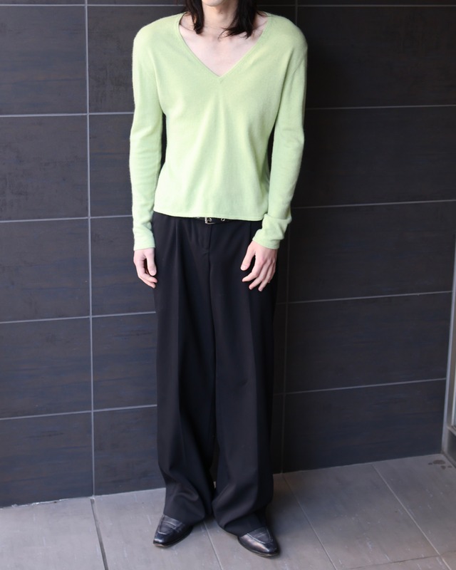 100%cashmere short length Vneck knit