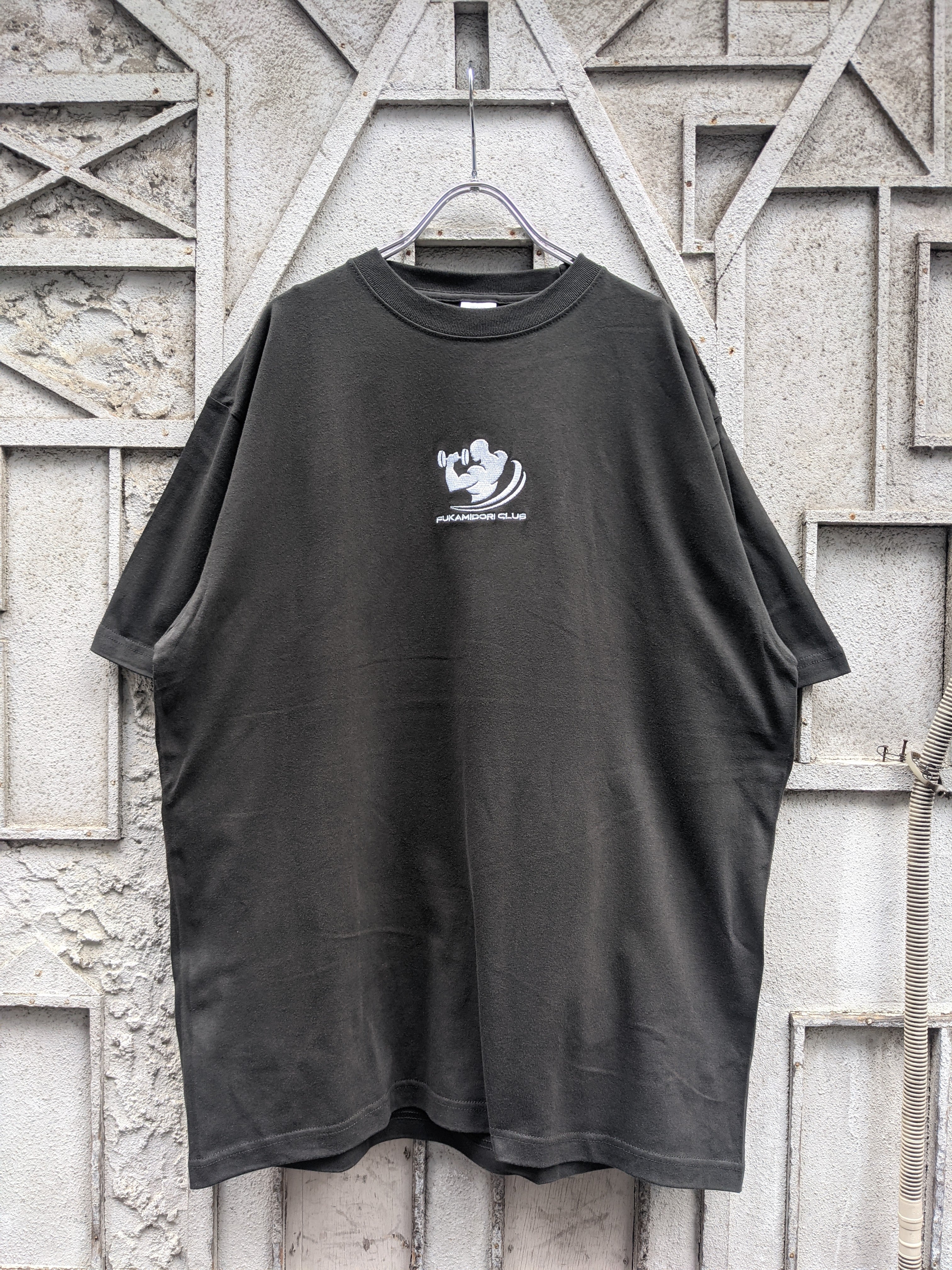 "FUKAMIDORI CLUB" MEN embroidery TEE / SUMI