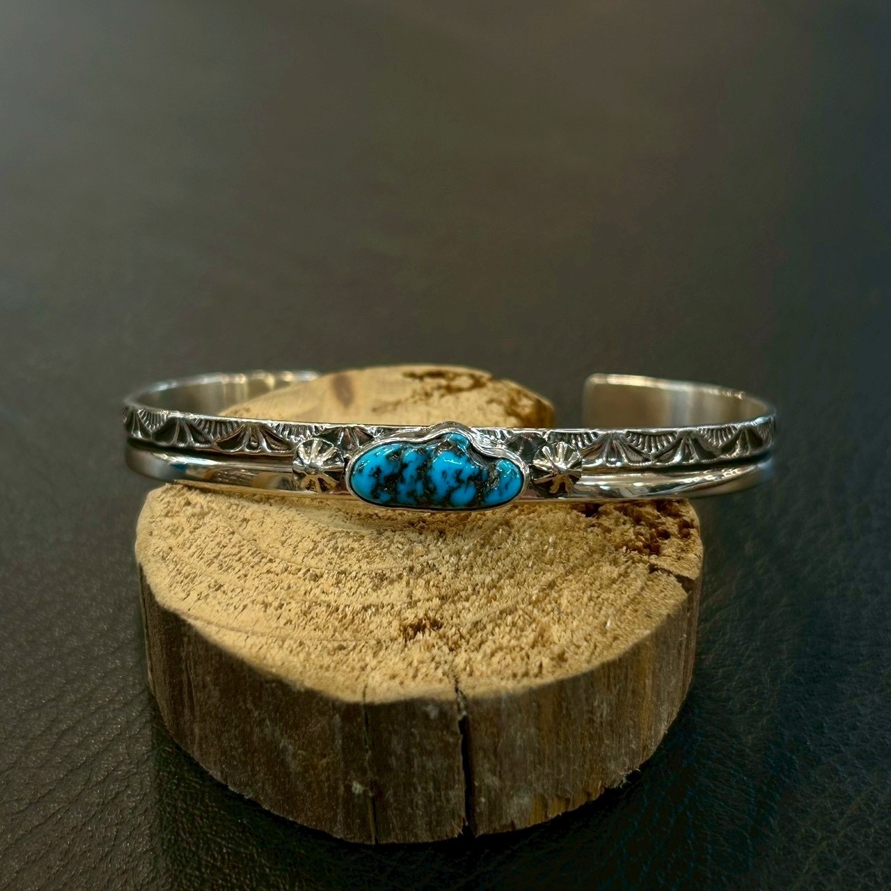 ヘンリーマリアーノ(HenryMariano) キングマンスタンプワークバングル - 2