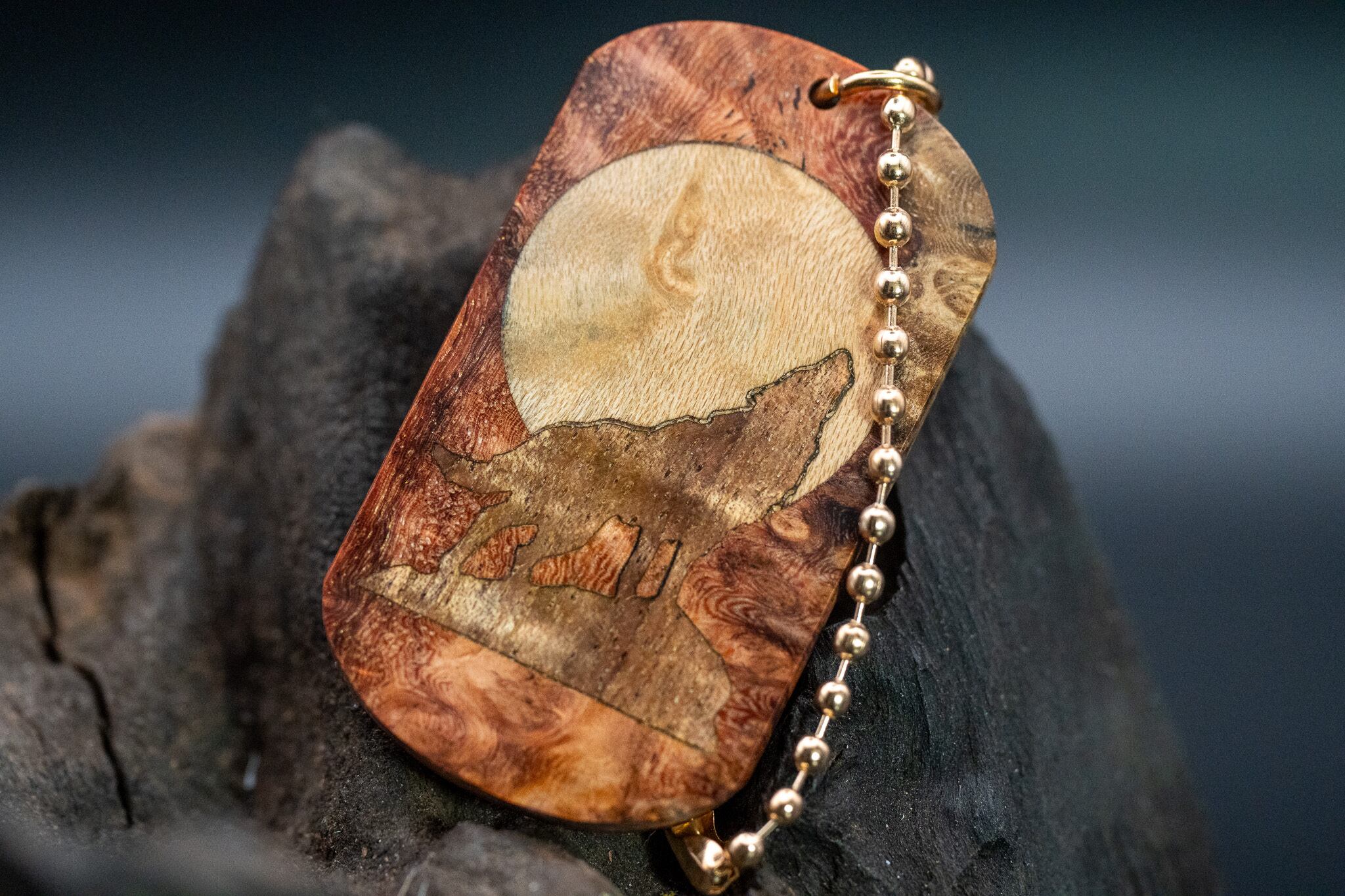 【朱色の銘木】 本花梨瘤 紅白 ドッグタグ 象嵌 月と狼