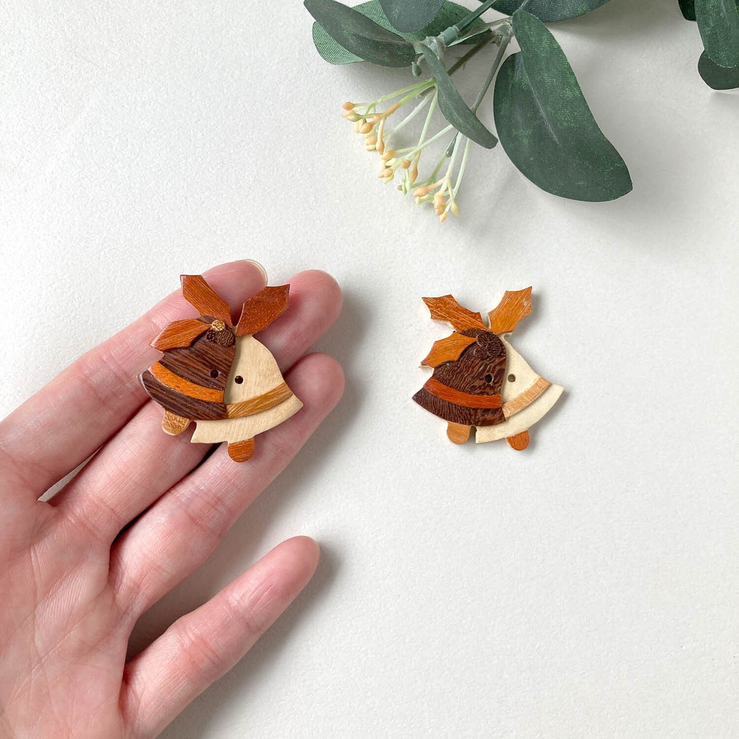 木製ヒイラギとクリスマスベルのフランスボタン（2p・36mm） | Dua