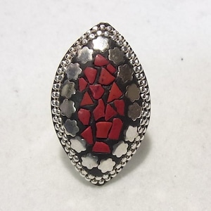 赤珊瑚のかけらインレーの大ぶりのフリーサイズリング 　アクセサリー卸値以下でセール　K1634R