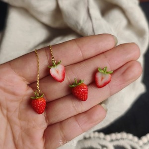 【予約商品】まるで本物 いちご ピアス 1粒いちご