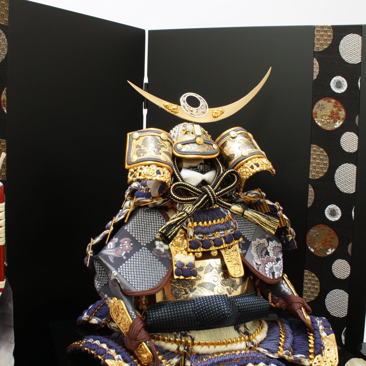 五月人形 コンパクト おしゃれ モダン インテリア プレミアム こだわり 収納 鎧 おすすめ 作家 商品名 鎧収納飾り 黒丸 上杉謙信 3号 商品コード 503 0066 50周年記念スペシャルプライス 人形の松屋