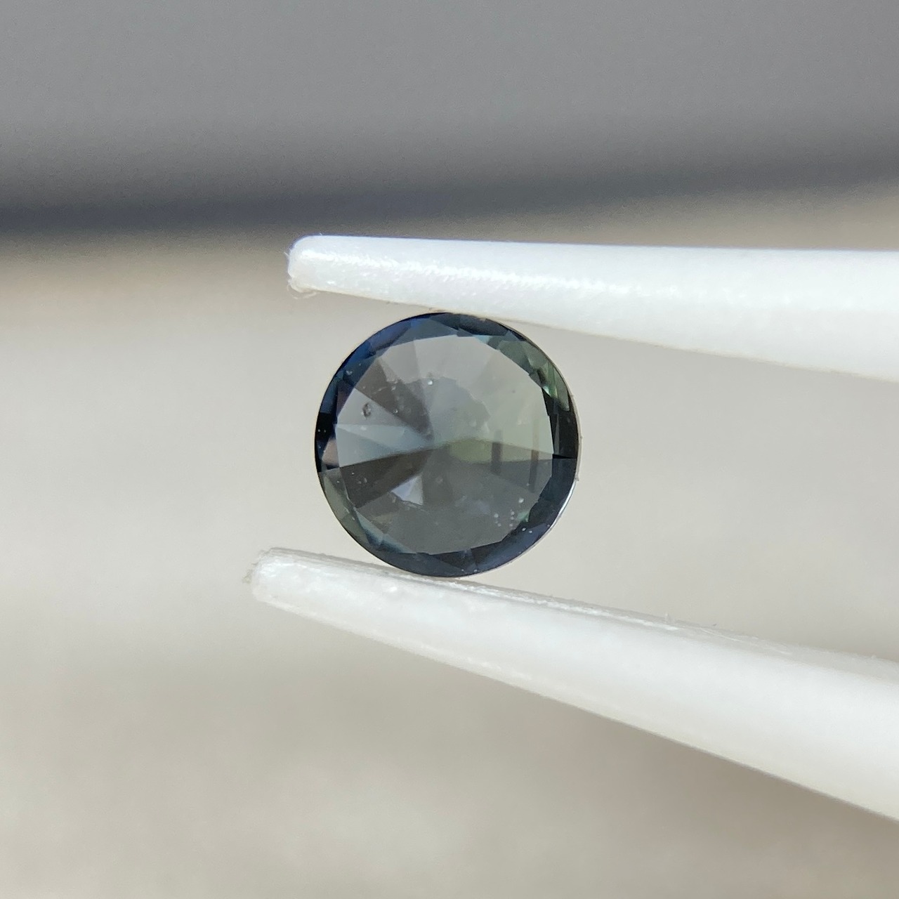 丸いスピネル  約3.3*2.3mm r-0614