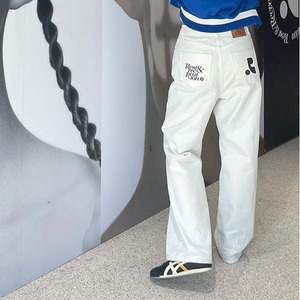 背面ロゴ ストレート デニムパンツ レディース パンツ ボトムス ストレートパンツ ロングパンツ ロング ファスナー ポケット ハイウエスト ボタン デニム ブルーデニム カラーデニム 厚手 裏起毛 かわいい 大人可愛い シンプル カジュアル おしゃれ こなれ感 ボーイッシュ プリント バックプリント ロゴ 英字 春 夏 秋 冬 ママ 通勤 学生 学校 通学 デート お出かけ 旅行 公園 女子会 休日 ショッピング カフェ 脚長 普段使い 着回し S M L 白 ホワイト 黒 ブラック ブルー