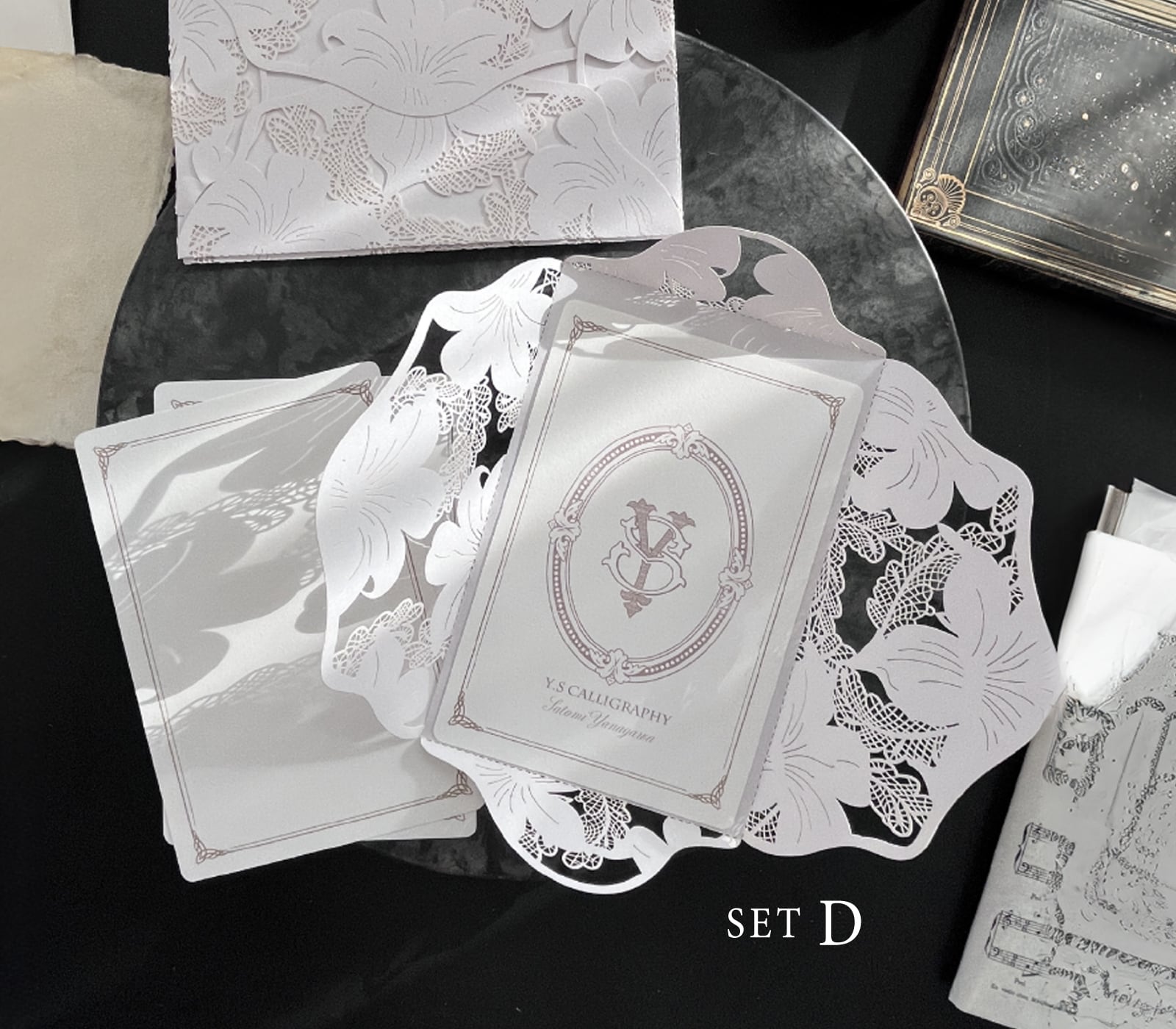 繊細なレースのエンベロープ・レターセット。ウェディング招待状