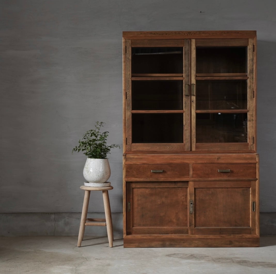 ナチュラルな木味の食器棚