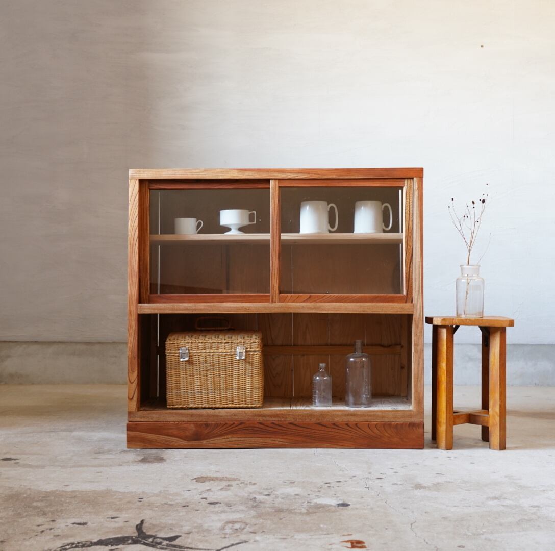 古いガラス戸棚