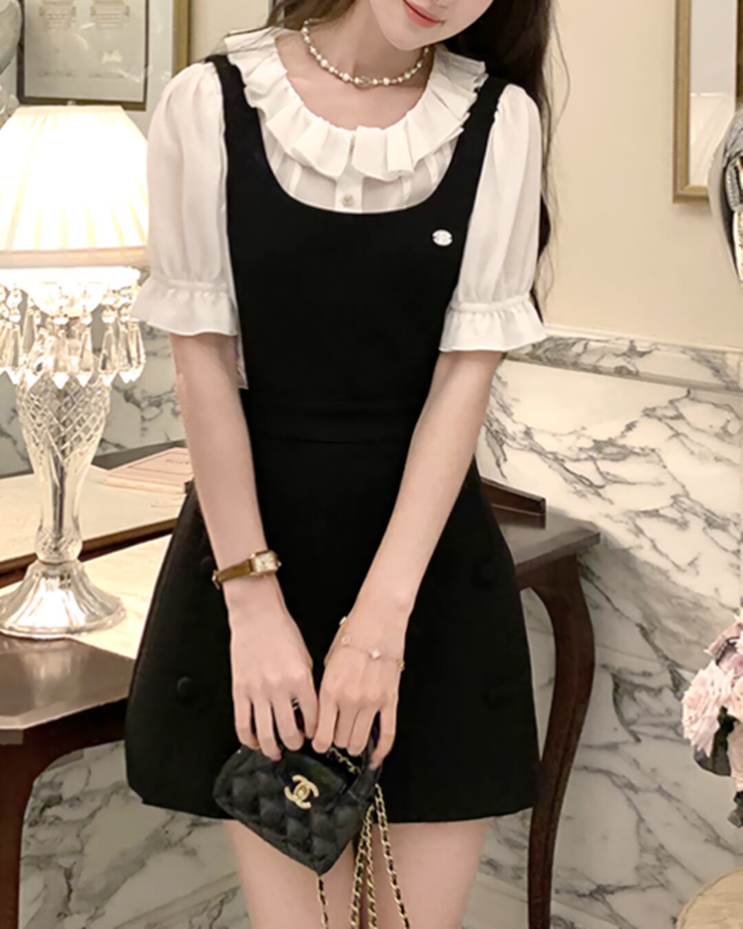 ホワイトブラウス&ラウンドネックブラックワンピース 2508011