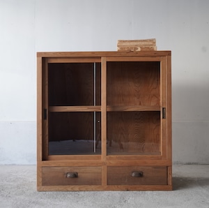 ガラス引き戸のキャビネット