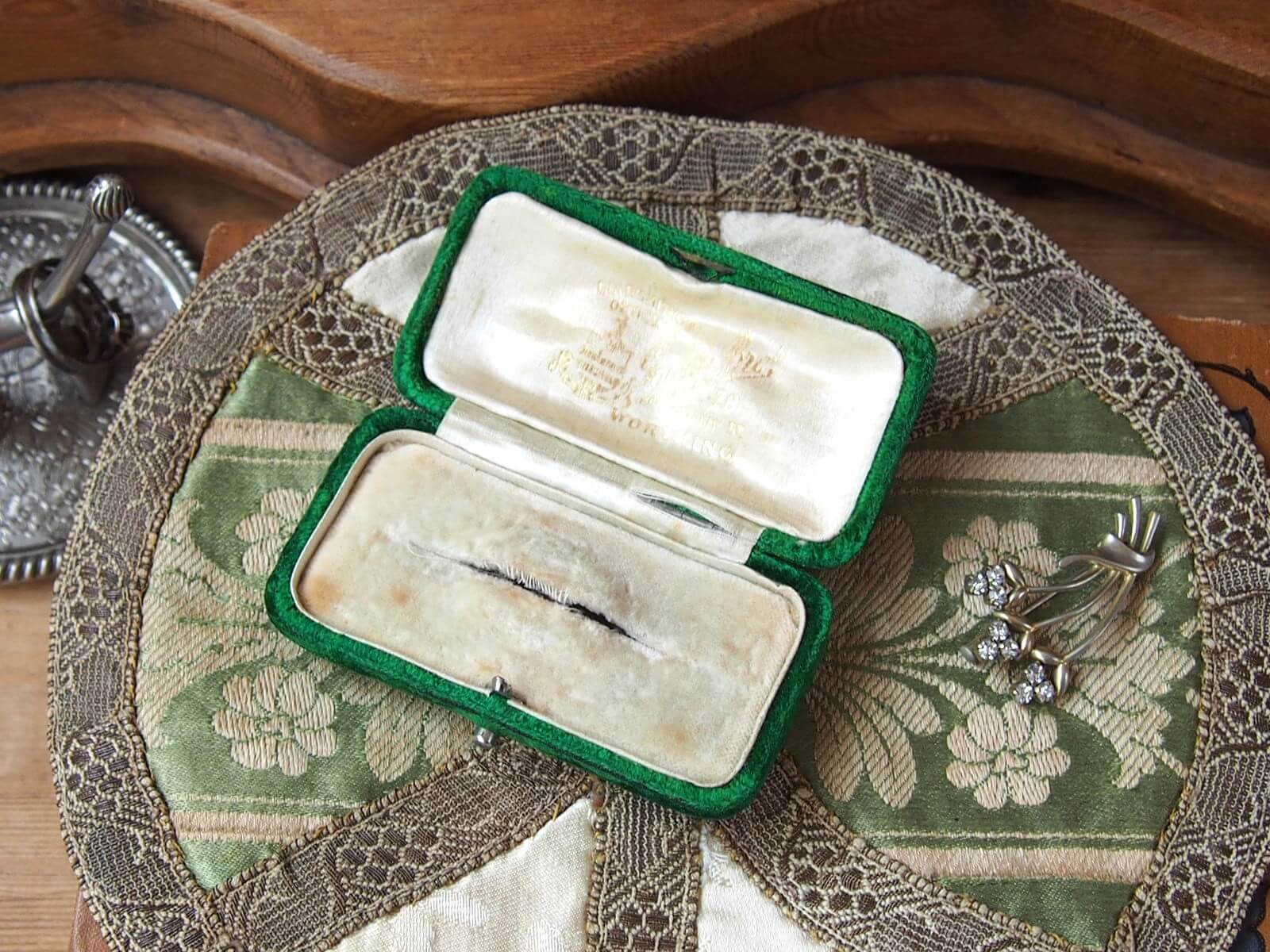 イギリスアンティーク　ジュエリーケース　ブローチケース