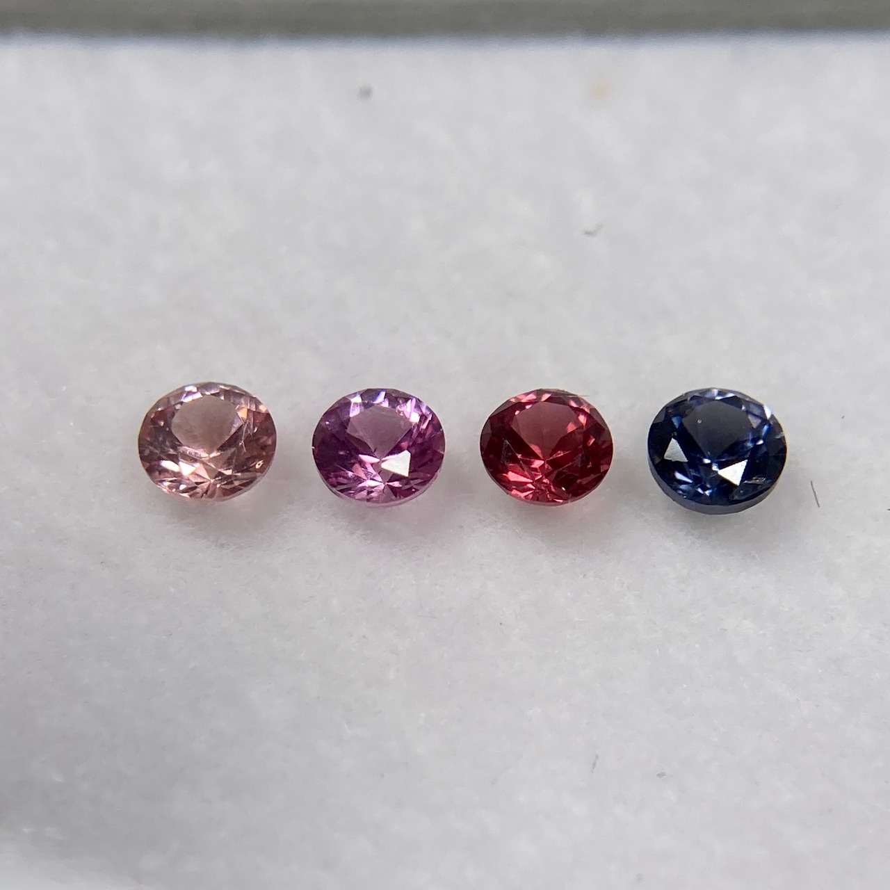 丸いスピネル 4色セット 約2.5mm r-0053　※選べません