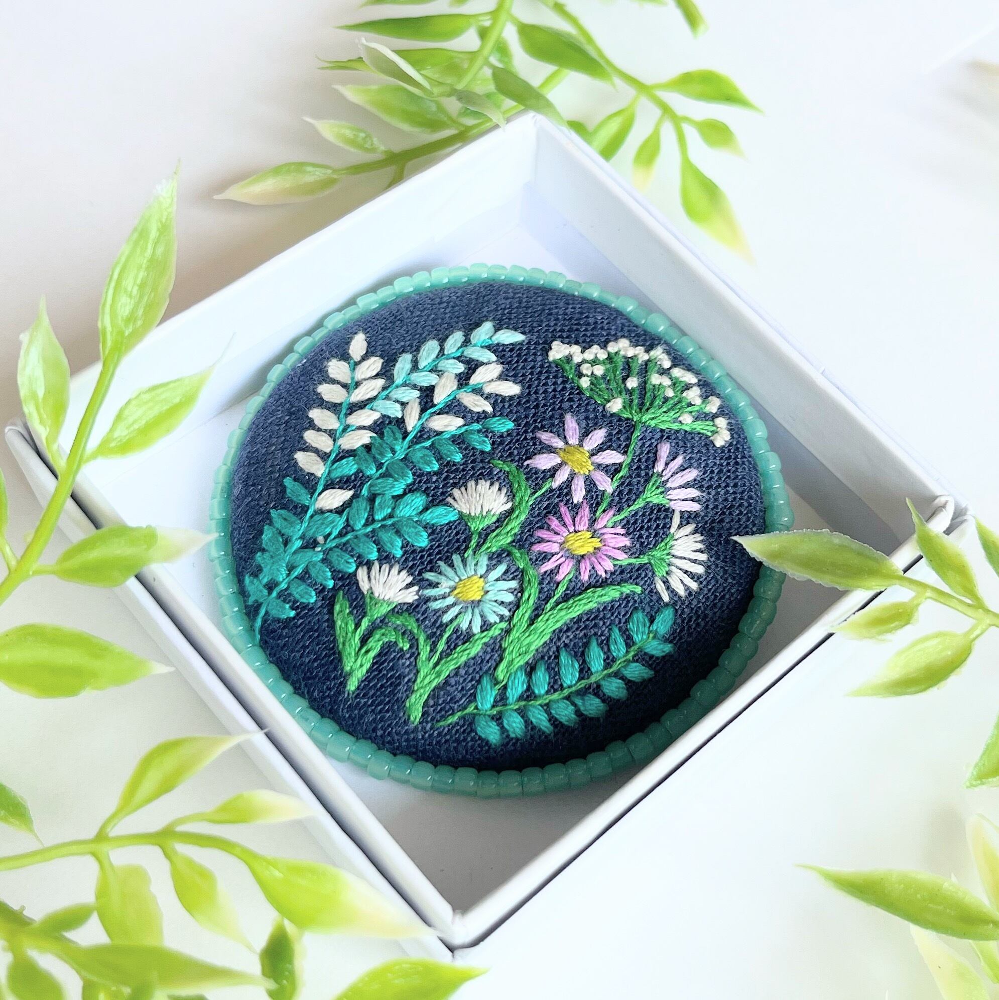 ビーズで飾った草花の刺繍ブローチ【botanical】#298 | PAY ID