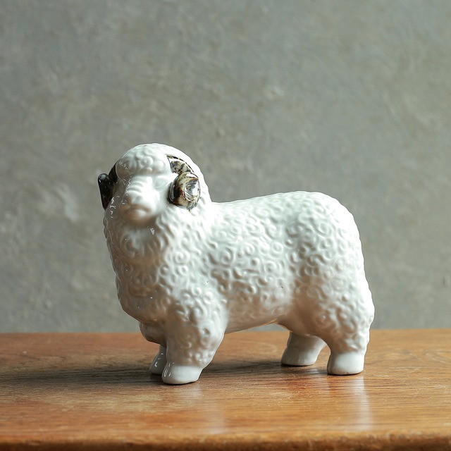 滑らかで上質な雰囲気が漂う、陶器の羊 2